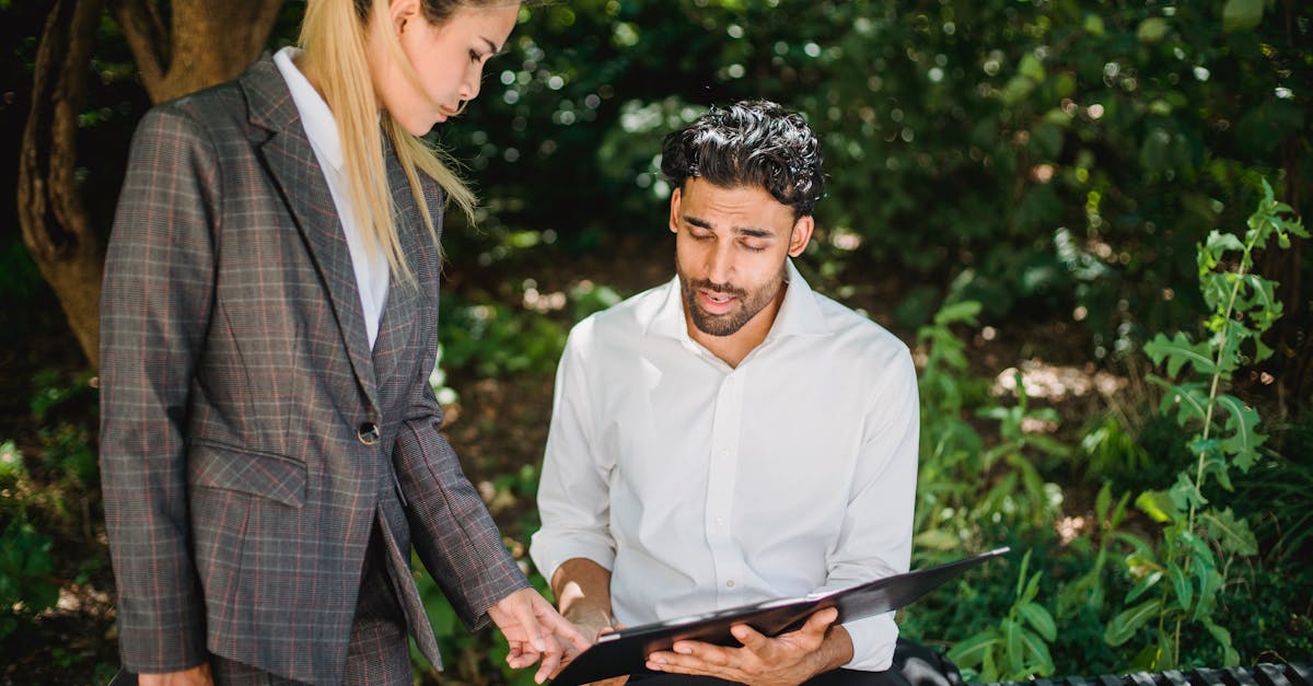 企业如何适应社交媒体的营销战略，吸引更多用户。